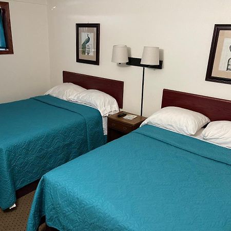 Highland Court Motel Фермонт Екстер'єр фото