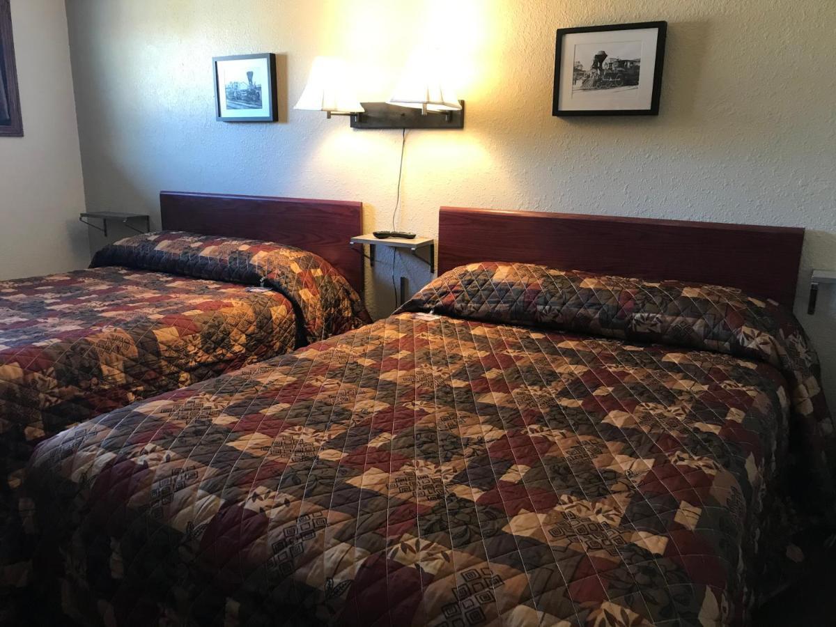 Highland Court Motel Фермонт Екстер'єр фото