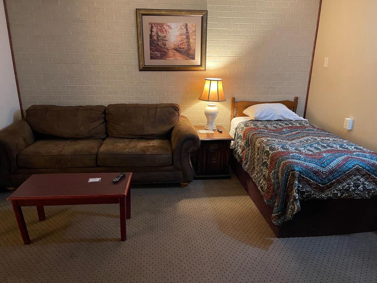 Highland Court Motel Фермонт Екстер'єр фото
