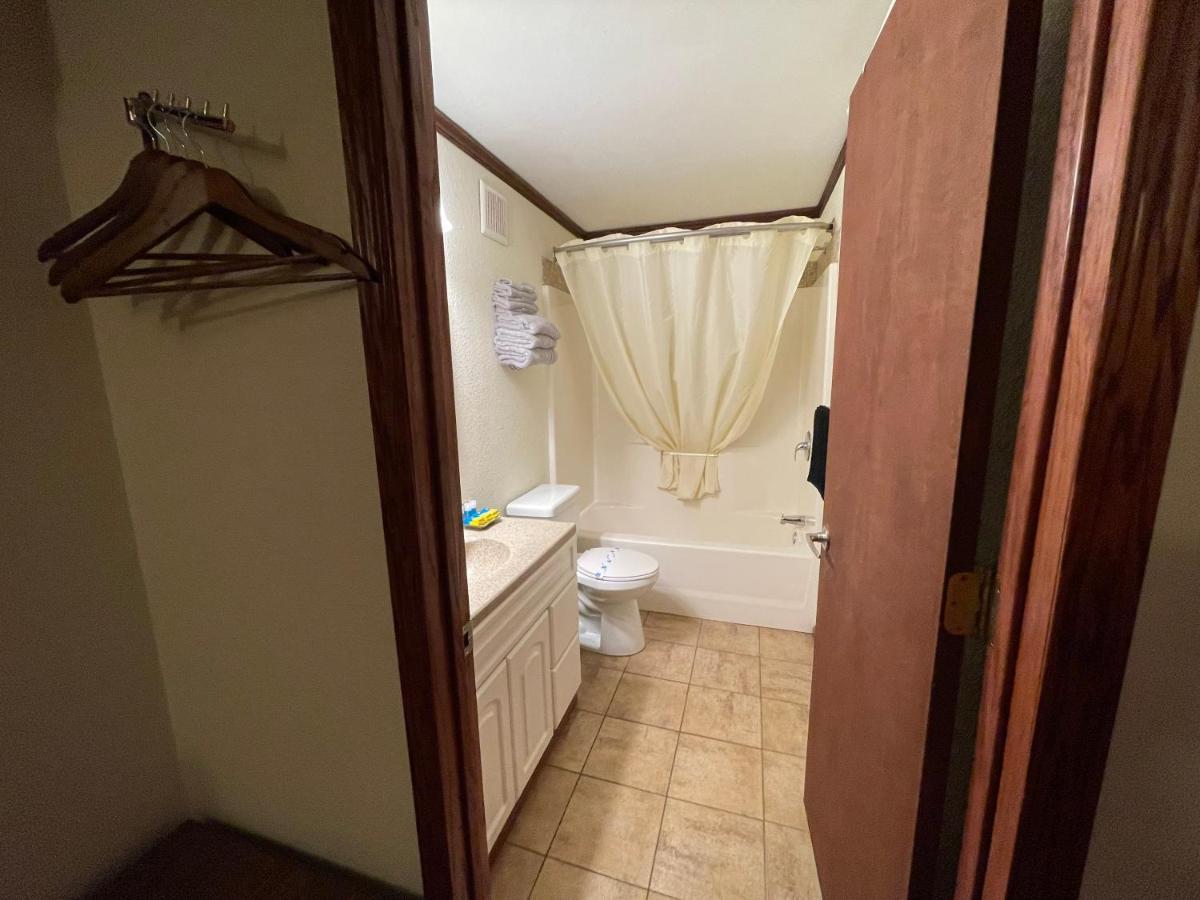 Highland Court Motel Фермонт Екстер'єр фото