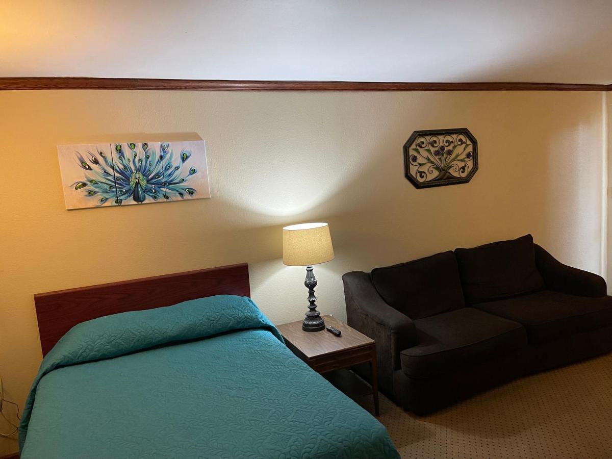 Highland Court Motel Фермонт Екстер'єр фото