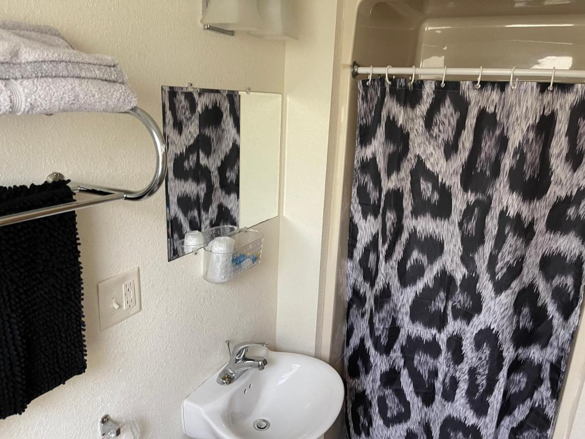 Highland Court Motel Фермонт Екстер'єр фото