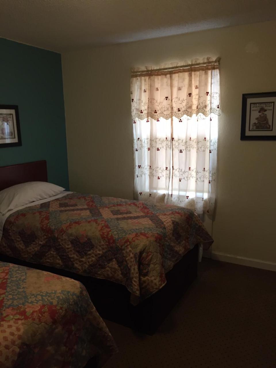 Highland Court Motel Фермонт Екстер'єр фото