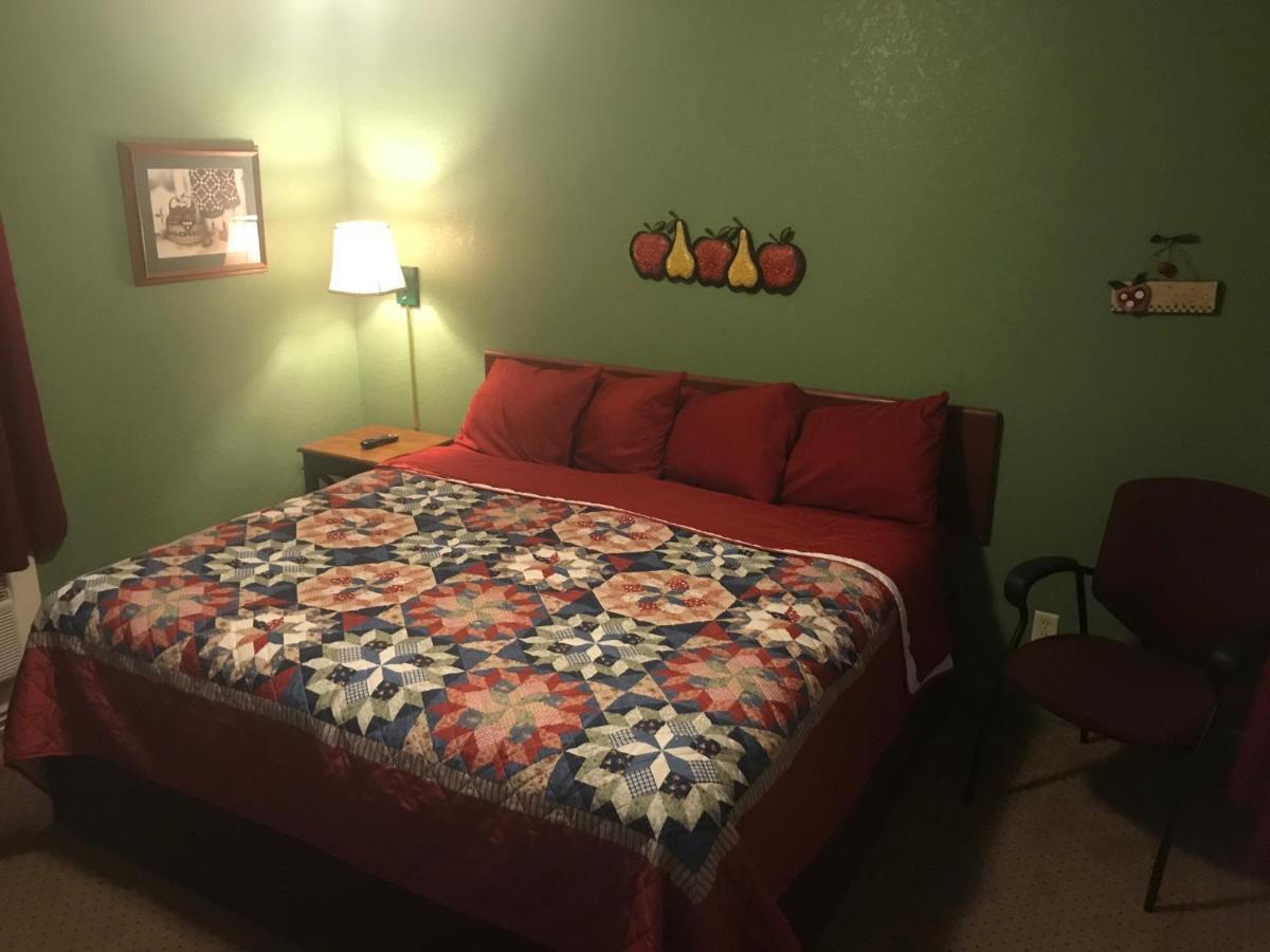 Highland Court Motel Фермонт Екстер'єр фото